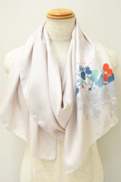 画像2: 手描友禅 シルクストール こもれび 菊 灰桜 (2)