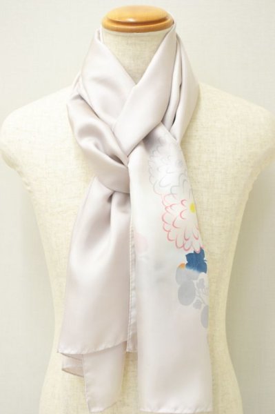 画像4: 手描友禅 シルクストール こもれび 菊 灰桜 (4)