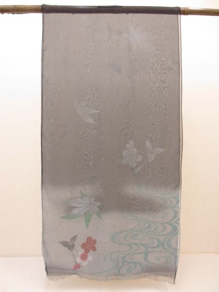 画像4: 手描友禅ストール 散桜紅葉に流水 (4)