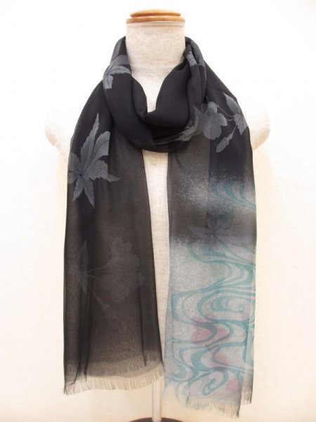 画像2: 手描友禅ストール 散桜紅葉に流水 (2)