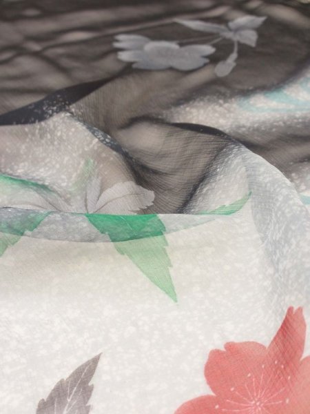 画像9: 手描友禅ストール 散桜紅葉に流水 (9)