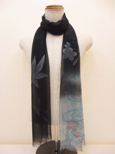 画像3: 手描友禅ストール 散桜紅葉に流水 (3)