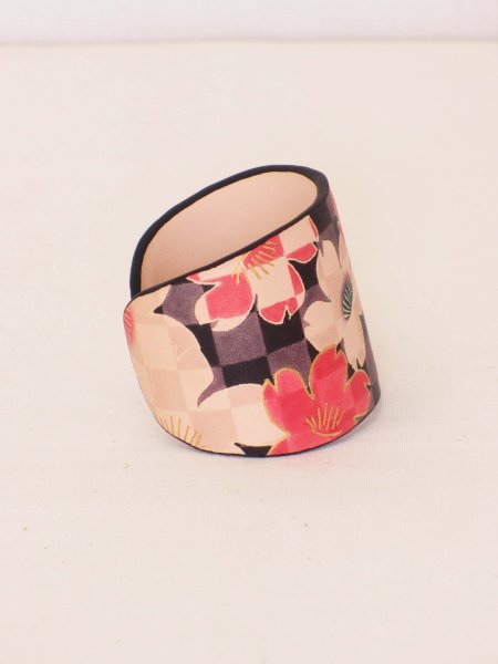 画像4: 革バングル 手纏「tamaki」yuzen 桜 black (4)