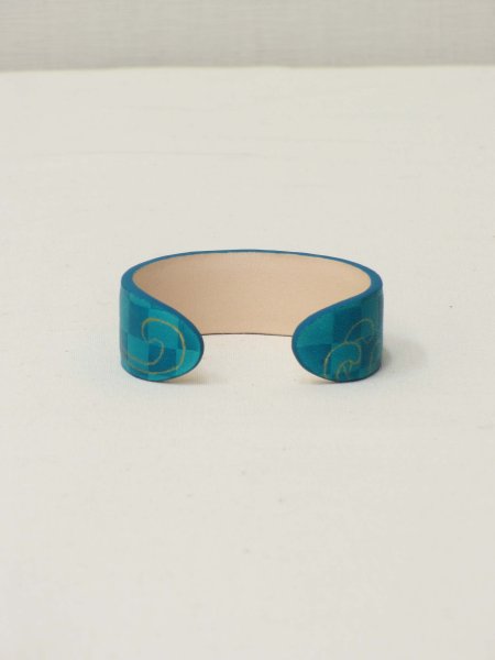 画像2: 革バングル 手纏「tamaki」line 菊 blue (2)