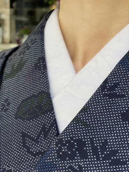 画像1: 期間限定特別販売　手描友禅 半衿「ほのか」「ちらり」の白の悦びコーデ (1)