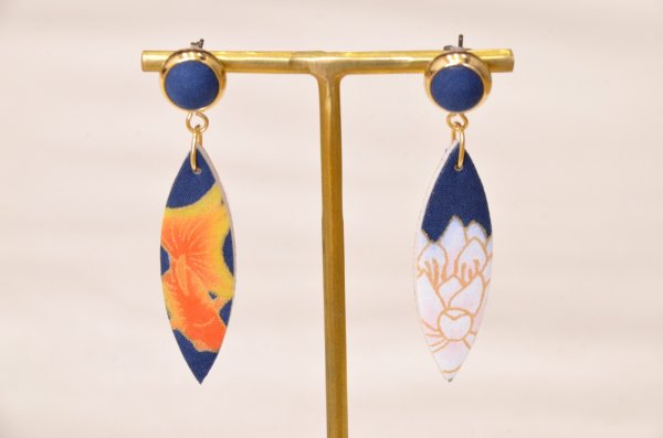 画像1: 手描友禅　ピアス　「金魚に睡蓮」　 (1)