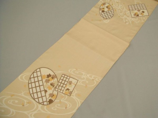 画像4: 手描友禅 染帯 円窓に流水もみじ (4)